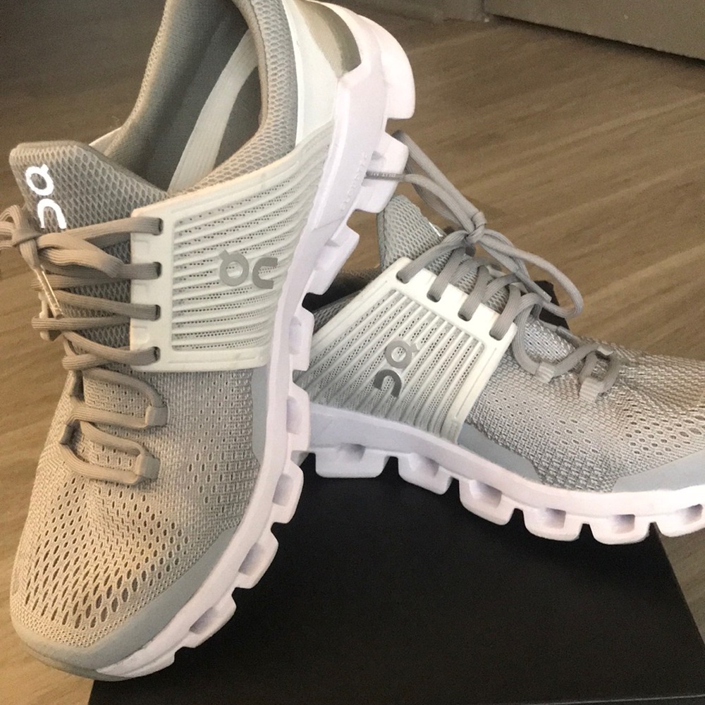 On cloud size 7.5 cloudswift white tennis shoes